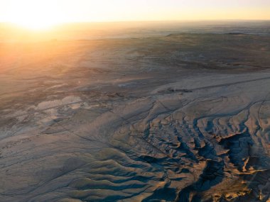 Utah 'taki Fabrika Butte yakınlarındaki panoramik manzaralı İHA çekimi. 