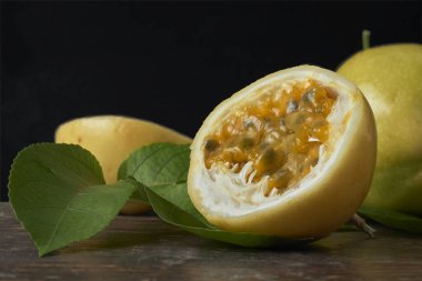 Kırsal Tahta Masada Yaprakları Olan Taze Sarı Tutku Meyvesi