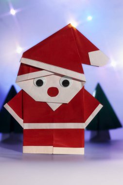 Origami Noel Baba oyuncağı Ağaçlı Noel Sahnesinde Beyaz Kesikle Oyuncak