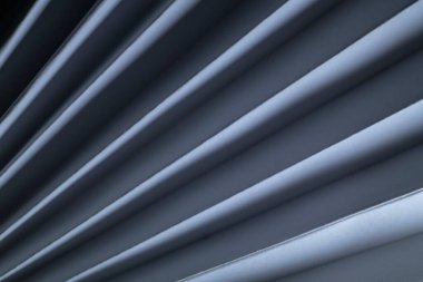 Katlanmış bir yüzeyin kenarlarını vurgulayan yapay ışık altında rahatlamasını gösteren yüksek kaliteli doku..