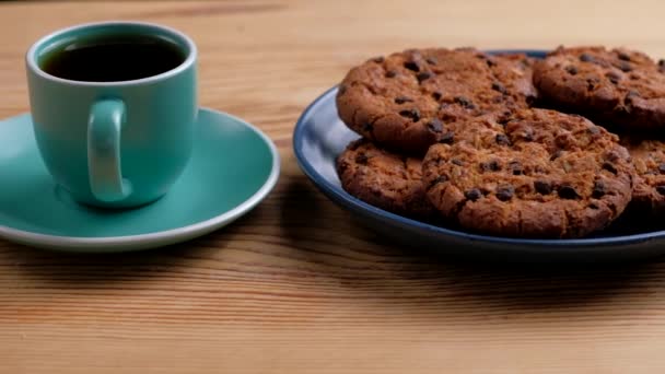 Hembakade kakor och en mugg med kaffe på en träbakgrund — Stockvideo