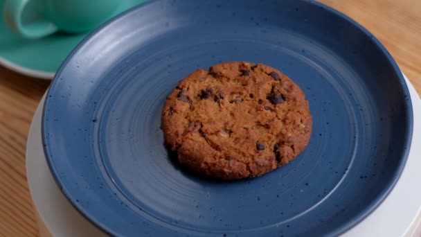自家製クッキーと木製の背景にコーヒー付きマグカップ — ストック動画