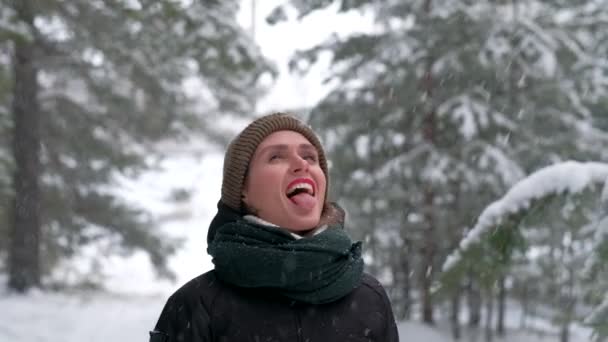 Γυναίκα τρώει νιφάδες χιονιού — Αρχείο Βίντεο