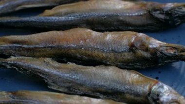 Tabakta tuzlanmış kurutulmuş balık rotasyonu.