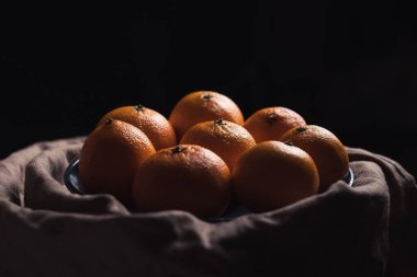 Kabuğu soyulmamış turuncu mandalina yığını..
