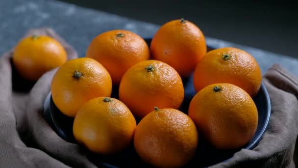 Σωρός από αποφλοιωμένο στρογγυλό ώριμο μανταρίνι πορτοκαλιού σε πιάτο. — Αρχείο Βίντεο