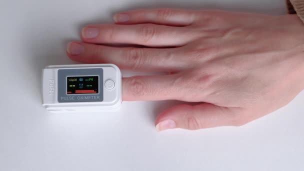 Perempuan menggunakan pulse oximeter. — Stok Video