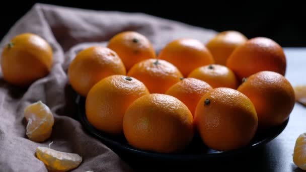 板の中に丸みを帯びた熟したオレンジみかんの山. — ストック動画