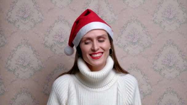 Młoda pozytywna kobieta z czapką świąteczną. — Wideo stockowe