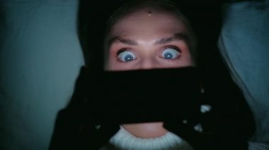 Yatmadan önce kadın cep telefonu kullan.