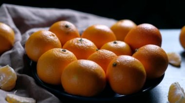 Kabuğu soyulmamış turuncu mandalina yığını..