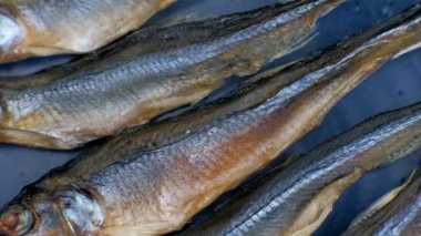 Tabakta tuzlanmış kurutulmuş balık rotasyonu.
