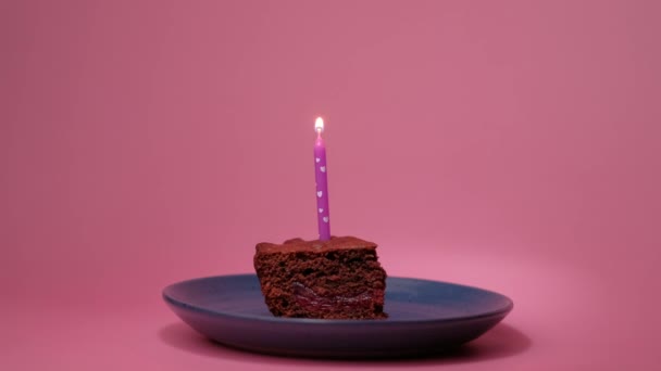 Acenda uma vela em um pedaço de bolo. — Vídeo de Stock