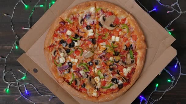 Apetyczna włoska pizza z warzywami obracają się na świątecznej dekoracji. — Wideo stockowe