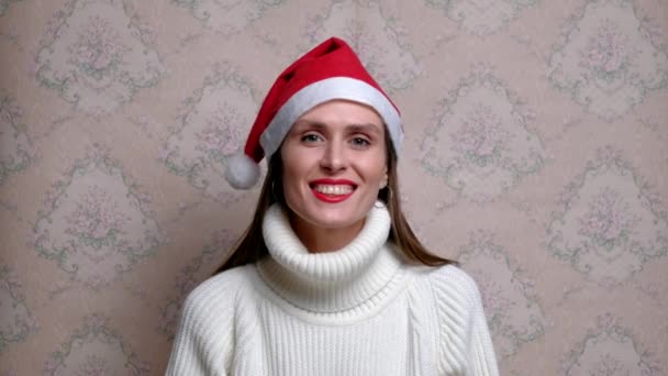 Jeune femme positive avec casquette de Noël. — Video