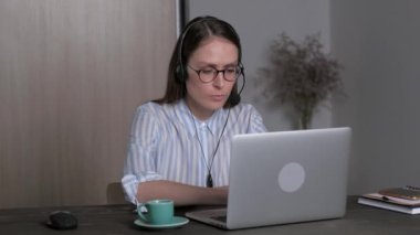 Karantina döneminde evde çalışan kadın müşteri hizmetleri temsilcisi.