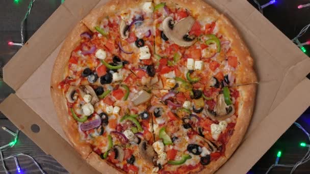 Appetizing italian pizza with vegetables rotate on christmas decoration. — Stock Video