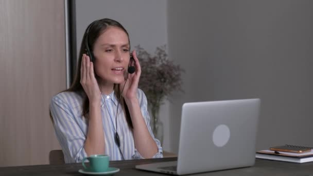 Woman customer service sing at break time. — Stock Video