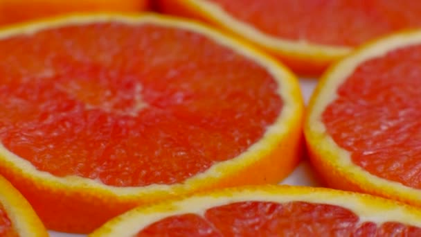 Шматочки фруктів грейпфрутів ізольовані . — стокове відео