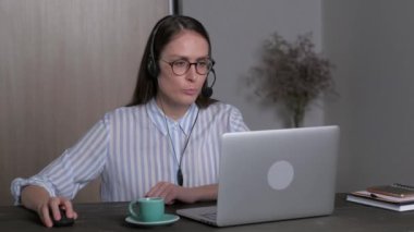 Karantina döneminde evde çalışan kadın müşteri hizmetleri temsilcisi.