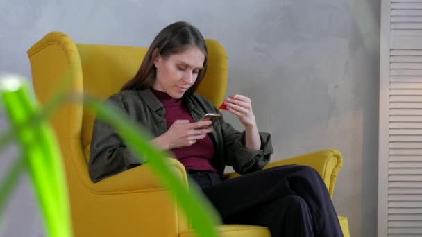 Femme siège en couleur intérieur achat en ligne internet. — Video