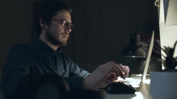Man working on laptop at night. — Stock Video