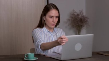 Kadın, arkadaşları veya ailesi ile video iletişimi yoluyla bilgisayarın yardımıyla iletişim kurar..