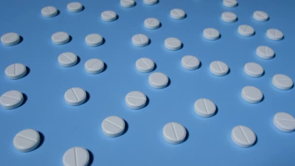 Odkurzacz absorbuje leki - wiele białych tabletek. — Wideo stockowe