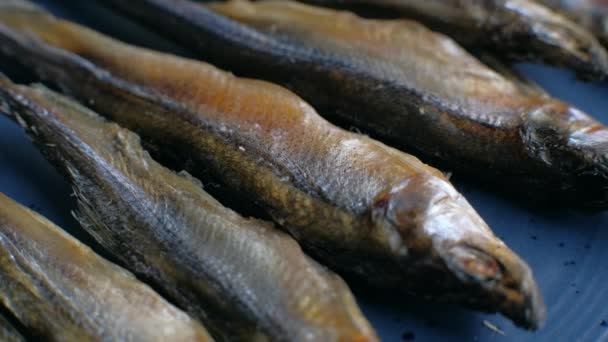 Соленые сушеные рыбы вращаются на тарелке. — стоковое видео