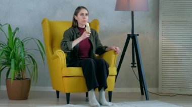 Muz soyan kadın ucube..