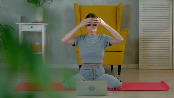 Kadın sabahları evde meditasyon yapıyor. — Stok video