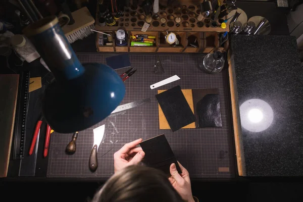 İş yerinde deriyle çalışan bir terzi..