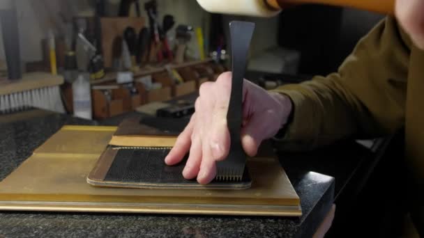 Faire des trous dans le cuir avec outil de poinçonnage. — Video