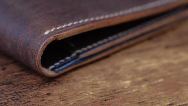 Кожаный бумажник для мужчин. — стоковое видео