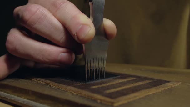 Hacer agujeros en cuero con herramienta perforadora. — Vídeos de Stock