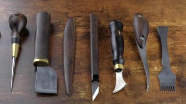 Deri bir zanaatkar deri cüzdan yapar..