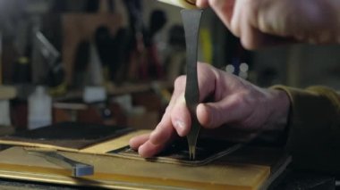 Yumruklayıcı aletle deride delikler açmak. 