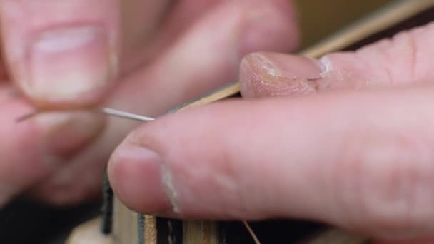 タンナーは革のワークを見ます。小さな工場で手作りのクローズアップ. — ストック動画
