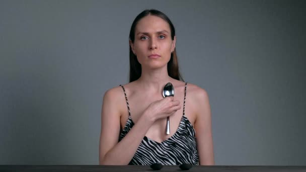 Mulher magnética com colheres presas à sua pele. — Vídeo de Stock