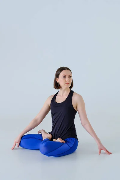 Giovane donna in abbigliamento sportivo praticare yoga. — Foto Stock