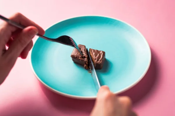 Le mani di persona tagliano il dessert su piatto. — Foto Stock
