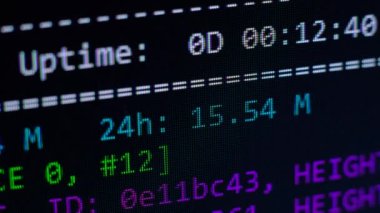 Bir bilgisayarın ekranında ethereum madenciliği işlemi