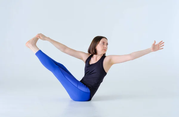 Donna fa esercizio di yoga. — Foto Stock