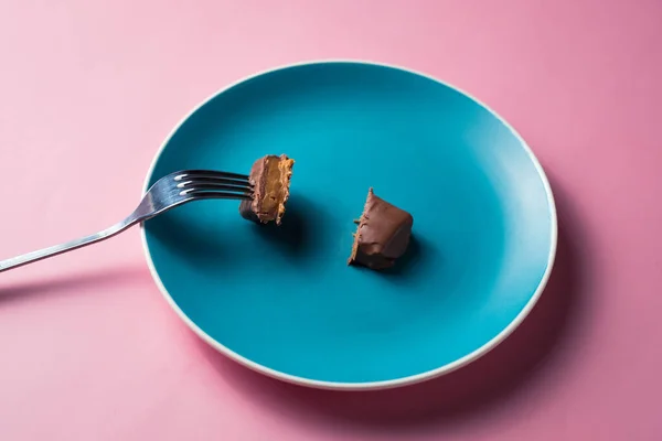 Ein geschnittenes Dessert auf dem Teller. Stockfoto