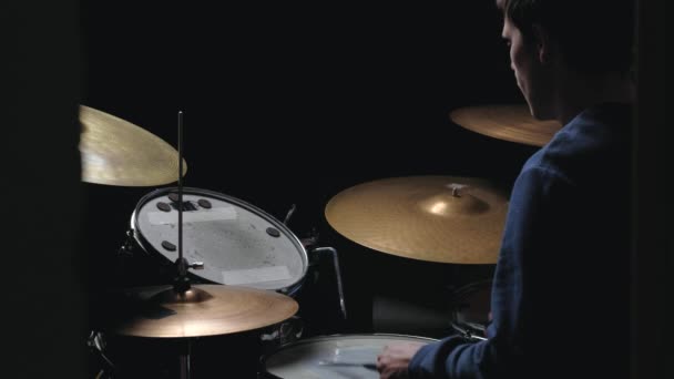 Muž si sedne a hraje na bicí soupravu — Stock video