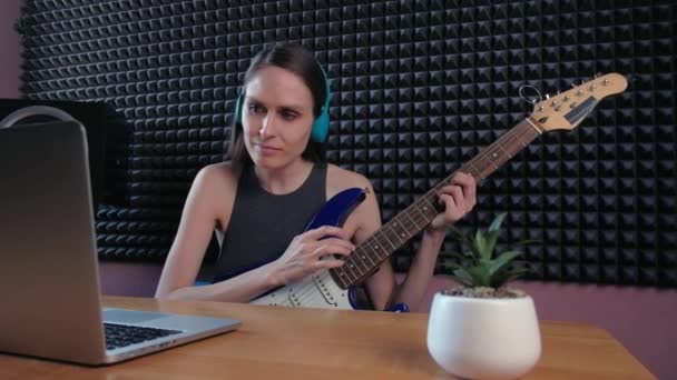 Női tanulás gitározni otthon segítségével online leckéket. Hobby távoli zenei oktatás elektro gitár. — Stock videók