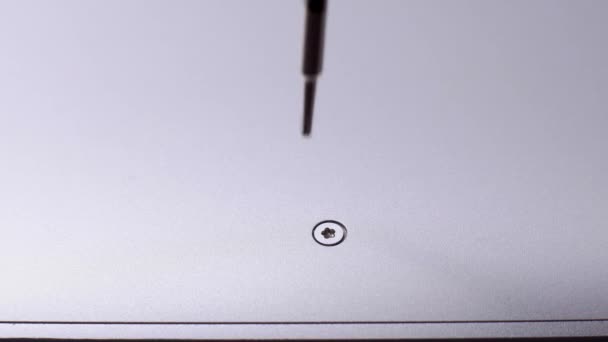 고장난 노트북의 자기스 크류 드라이버 도구로 작은 나사를 푸는 마스터. — 비디오