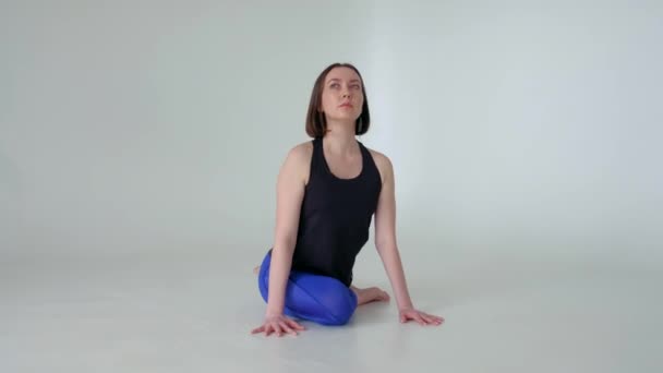 Eka pada rajakapotasana eenbenige koningsduif pose. — Stockvideo