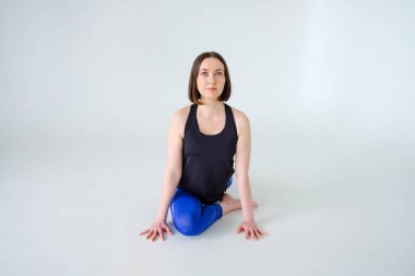 Eka pada rajakapotasana tek bacaklı kral güvercin pozu.