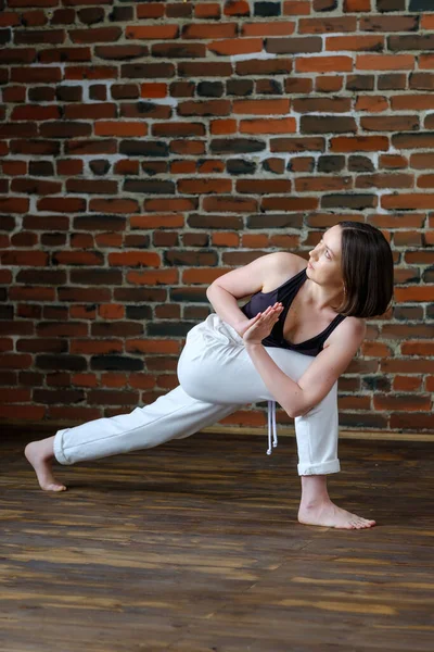 Atleta donna che pratica yoga. — Foto Stock